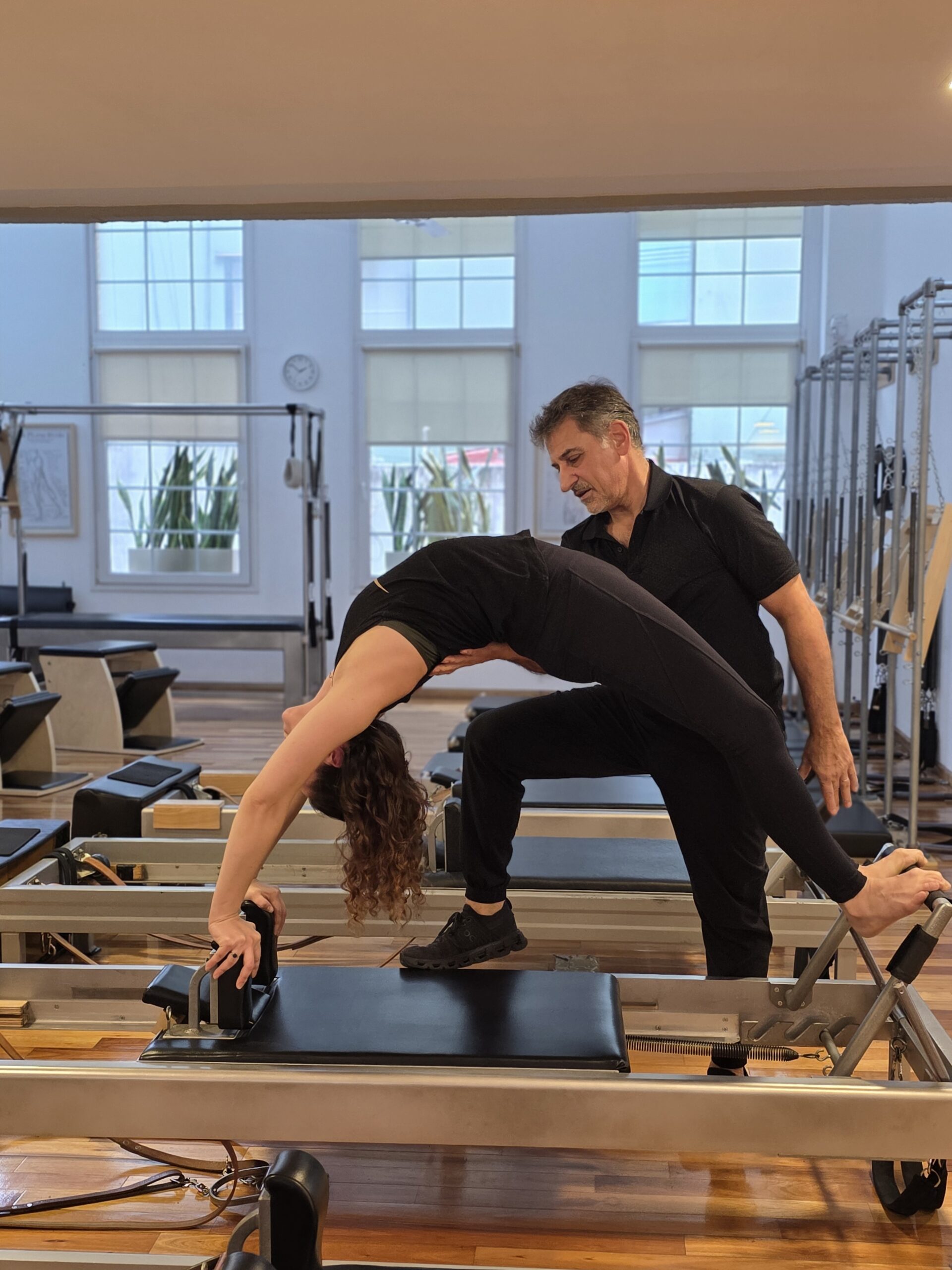 Ejercicio de Pilates clásico en Cadillac, estudio en Palermo